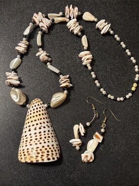 Seashell Pendant Necklace Set in Cream and Brown